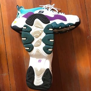 Excellent shape sketchers sneakers. Worn twice